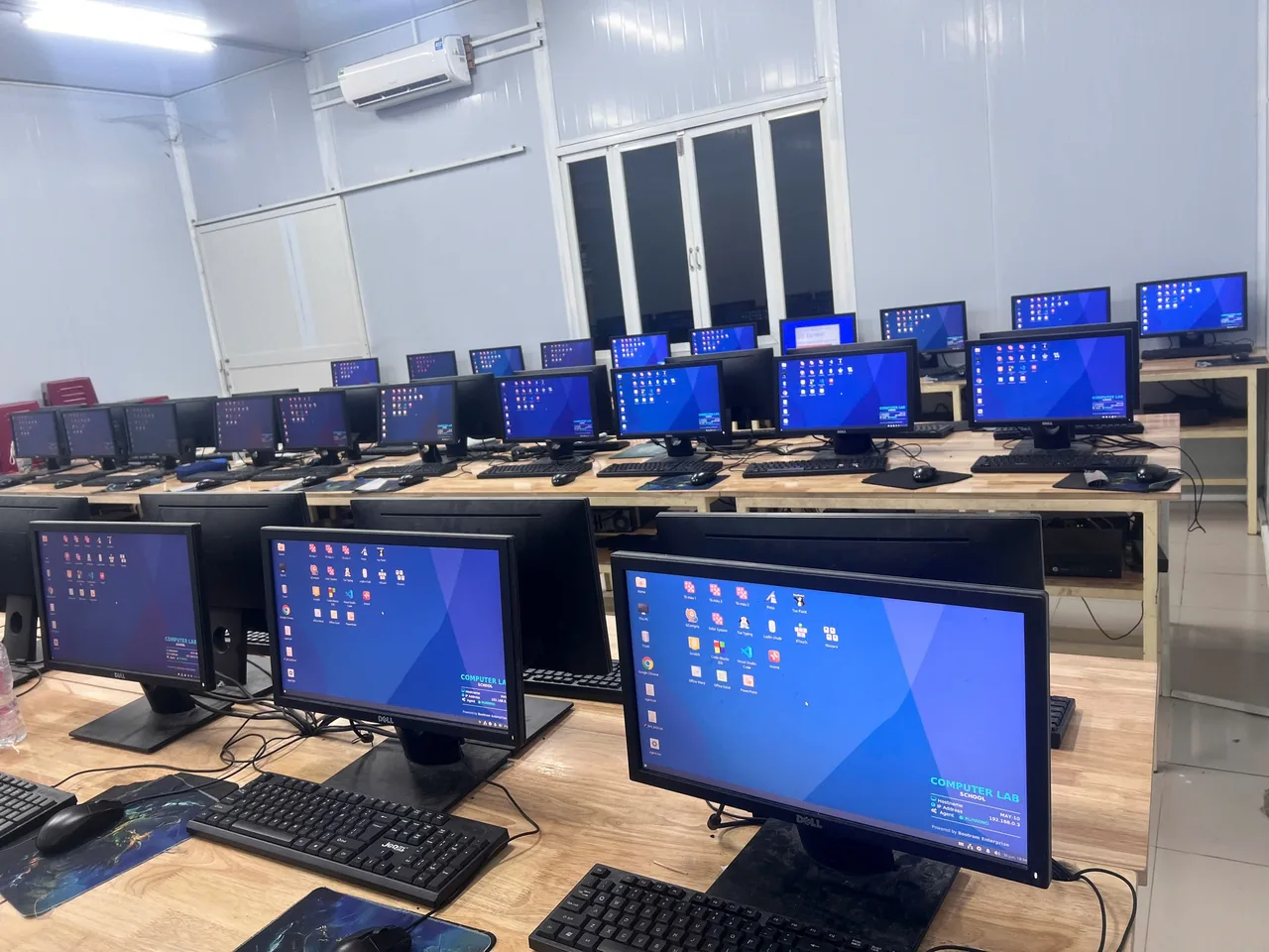Không gian phòng LAB và các hàng máy trạm