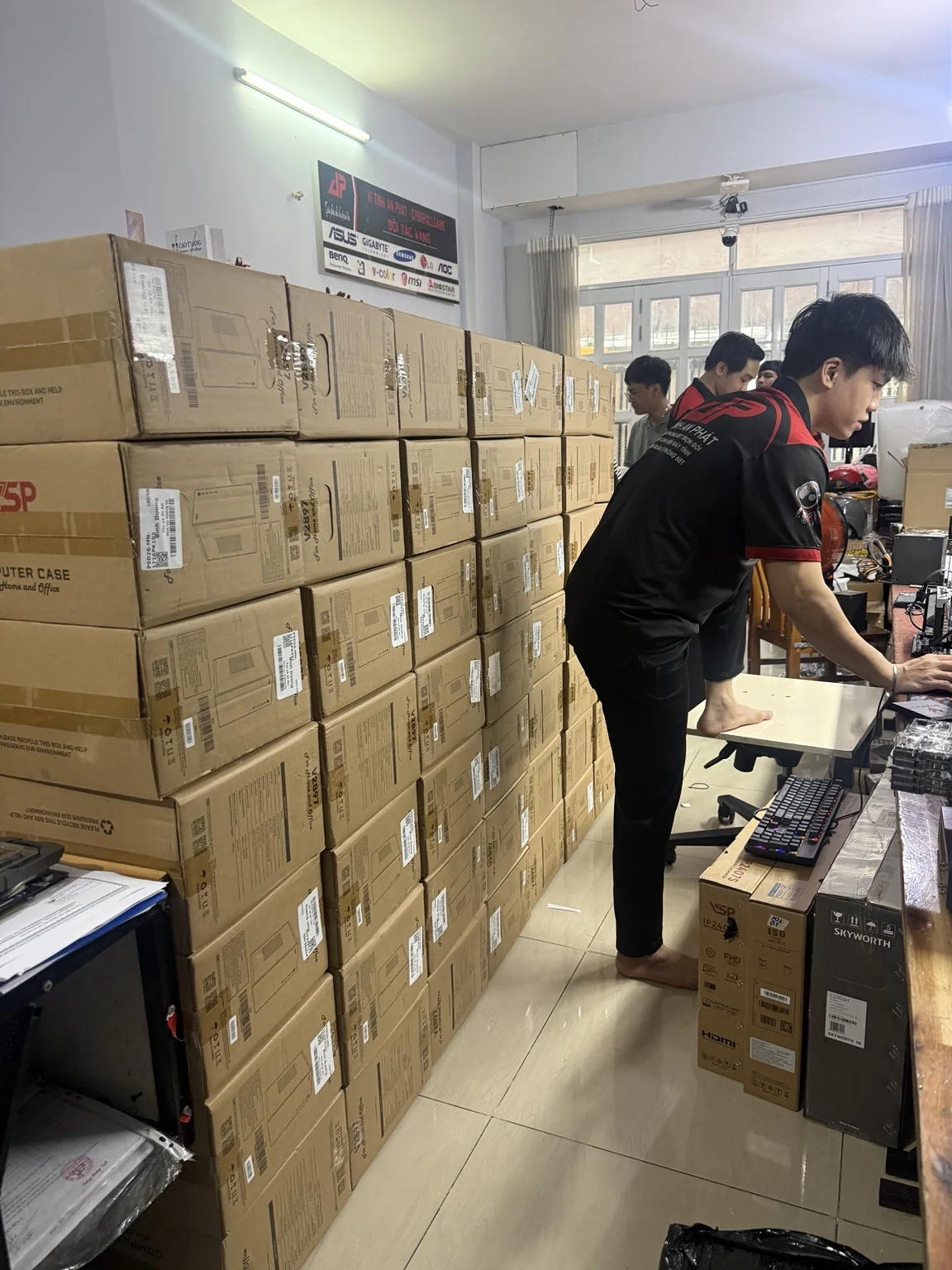 Đội ngũ An Phát lắp ráp, kiểm tra và chuẩn bị máy tính